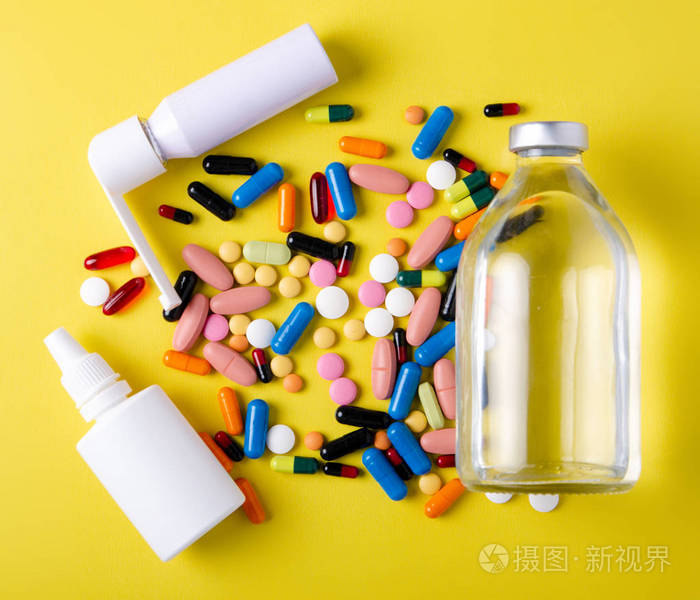 药丸胶囊温度计鼻喉部喷雾止咳糖浆药物健康在黄色背景顶视图