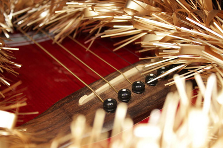 红色尖刻吉他弦和金属
