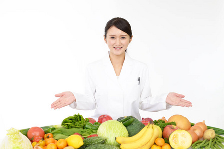 卫生行政部门带着水果和蔬菜的注册营养师微笑照片