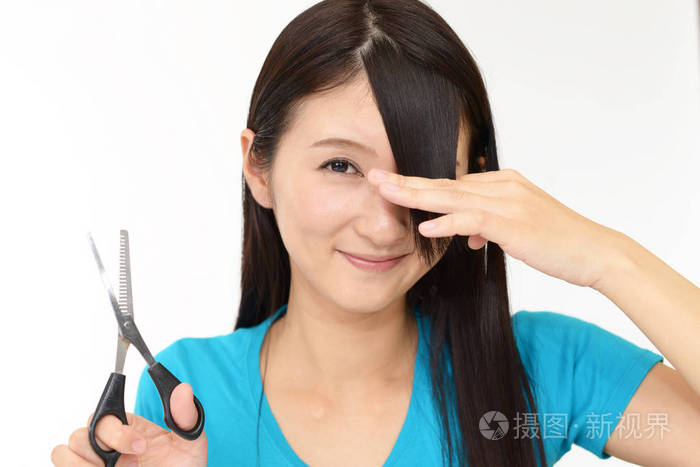 年轻女子剪自己的头发
