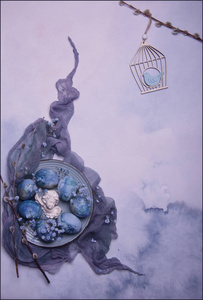 快乐复活节卡片模板，天使的身影在盘子上的彩色鸡蛋和蓝色围巾上的早午线。