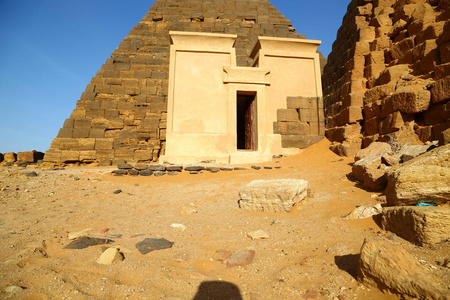 在非洲，苏丹，默罗，在逃兵中间的黑色法老的古老金字塔