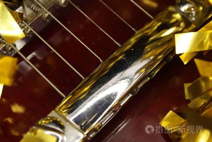 红色尖刻吉他弦和金属