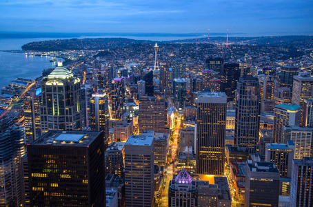 西雅图华盛顿夜间的市中心天际线。