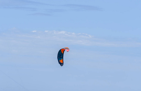 马拉加西班牙2018年5月25日，人们在多风的海湾里用风筝练习积极的运动波浪式骑行