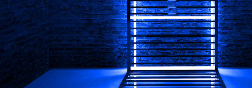 空隧道走廊振动颜色蓝色背景。由霓虹灯LED灯照明的矩形金属结构。有霓虹灯的砖墙。3D渲染。