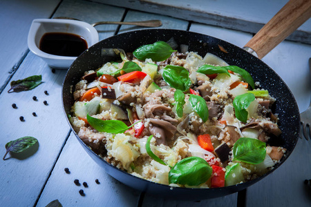 热锅与藜麦和混合新鲜蔬菜图片