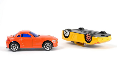 车祸的概念。 白色背景上的黄色和红色玩具车
