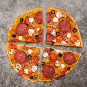 意大利披萨片与奶酪蘑菇和腊肠灰色背景。 上面的风景。