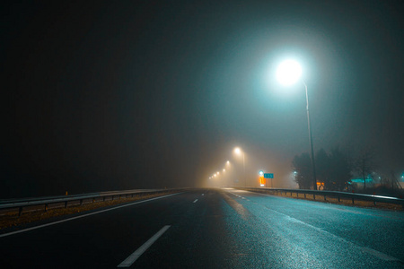 夜路暗路高速路红蓝光沥青线雾暗景观灯照片 正版商用图片174iup 摄图新视界