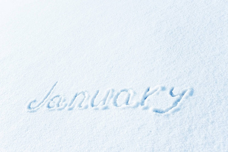 雪上的铭文是冬天的几个月。 一月是冬季。