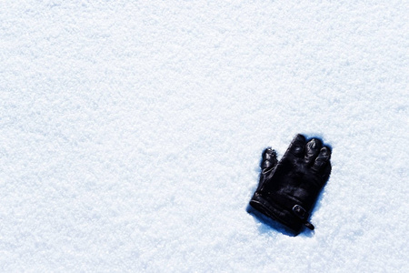 冬天在雪地上戴手套。 冬天穿暖和的衣服。