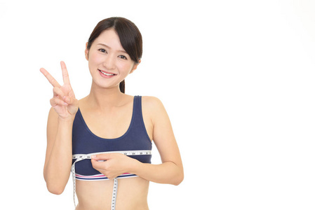 年轻女子测量她的乳房