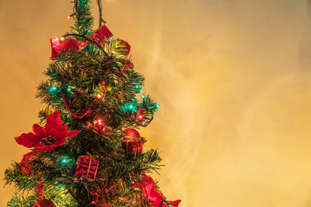 绿色冬季圣诞树装饰节日红色庆典