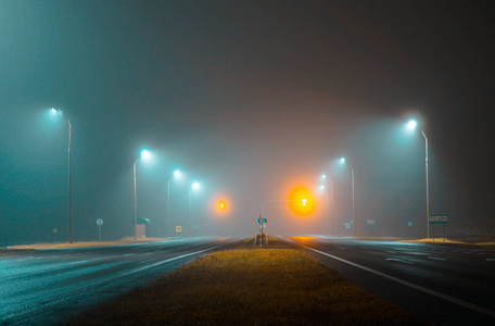 夜路暗路高速路红蓝光沥青线雾暗景观灯照片 正版商用图片174iup 摄图新视界