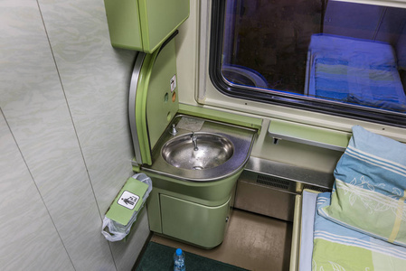 从布拉格到斯洛伐克的夜间火车内部，有单人床房