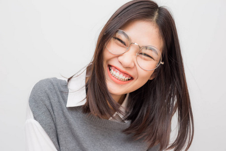 微笑自信时尚亚洲女性眼镜眼戴白色背景
