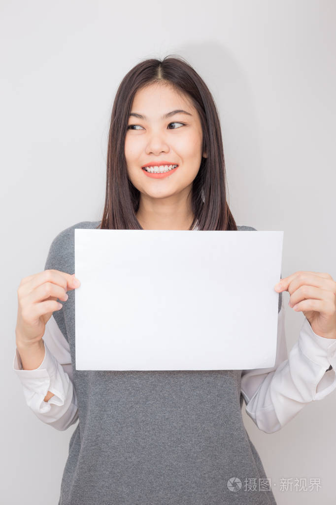 商业青年亚洲妇女持有空白票据板a4纸白色背景照片-正版商用图片174ck