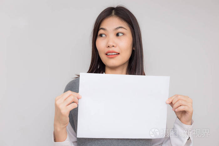 商业青年亚洲妇女持有空白票据板A4纸白色背景