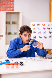 研究蝴蝶新物种的学生昆虫学家