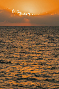 五颜六色的黎明在海上日落。 美丽的神奇日落在海上。 垂直照片