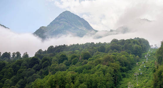 壮观的青山全景与缆车和山峰在浓雾中。 黑金字塔山俄罗斯高加索山脉