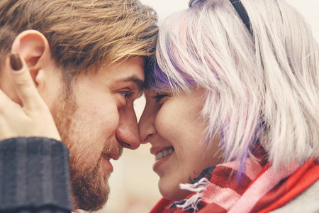 的男人和女人在爱越来越接近初吻, 感性真诚的情侣触摸鼻子闭上眼睛