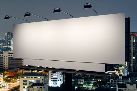 夜间城市背景上的空广告牌。 商业概念。 模拟3D渲染