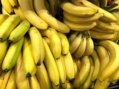 香蕉。 在市场上出售。 水果和蔬菜商店的活片段
