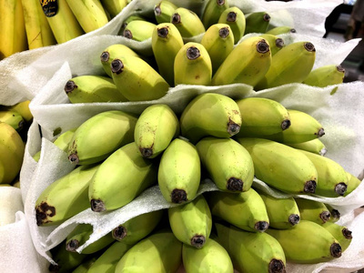 香蕉。 在市场上出售。 水果和蔬菜商店的活片段