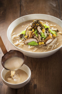 日本猪骨汤,白碗拉面照片