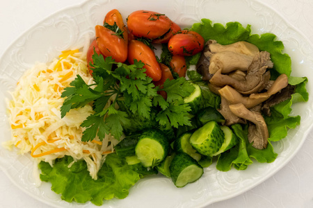 餐厅的桌子设置。 泡菜蘑菇，西红柿，黄瓜，生菜。 菜单上的菜和冷小吃。