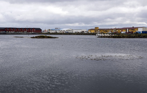 努斯峡湾是挪威北部洛夫顿群岛上一个宁静的渔村。 五十年前，当鳕鱼来产卵时，生意正在开花。 今天，nusfjord与其说是一个不到