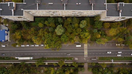 俄罗斯克拉斯诺达尔市的建筑物带汽车的街道道路的顶视图
