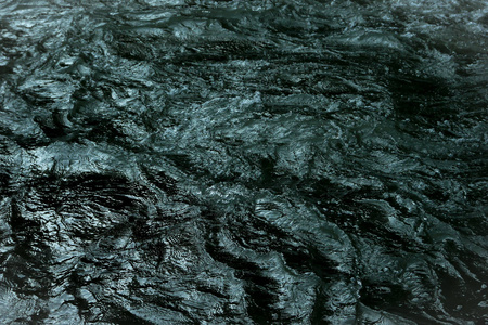 抽象的深蓝色瀑布波水背景纹理图片