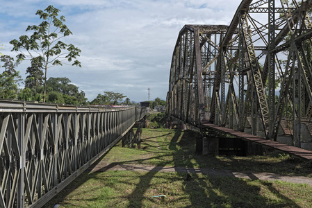 哥斯达黎加和巴拿马之间的西索拉河的老铁路和边界桥梁