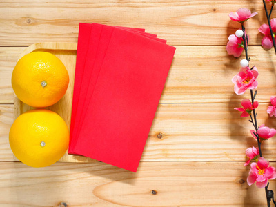 中国新年装饰品。红包，橘子和梅花..上景。