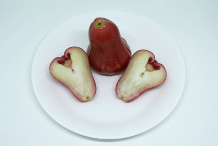 玫瑰苹果水果或科学名称是Syzygiumsamarangense。在白色背景下从农场收获的美味可口的水果。