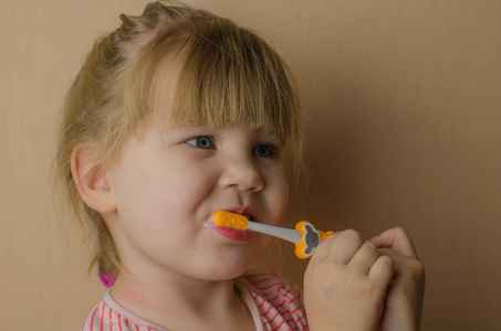 快乐的小女孩刷牙。复制空间