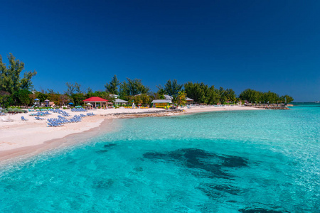 异国情调的岛屿，在沙滩岛和水晶清澈的蓝色海洋在拿骚，巴哈马。