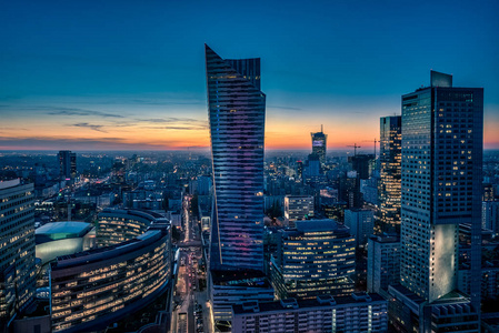 华沙城市景观。波兰首都夜间照明城市建筑的全景。城市夜景。