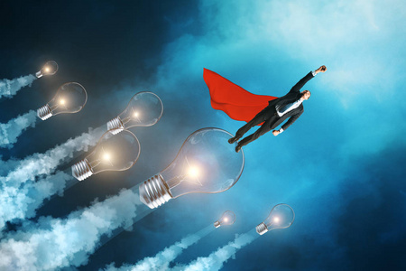 年轻的超级英雄商人带着蓝色天空背景上的灯飞行。领导力和理念理念..