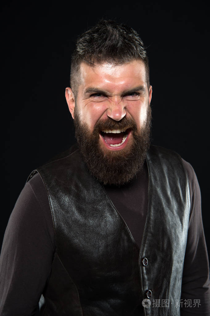 面部护理带着胡子的残酷的高加索嬉皮士有胡子的成熟嬉皮士男性时尚