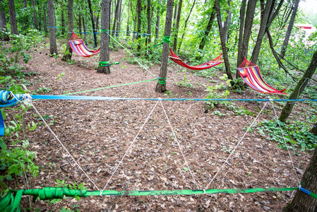 吊床和绳索在森林里伸展休息和活动