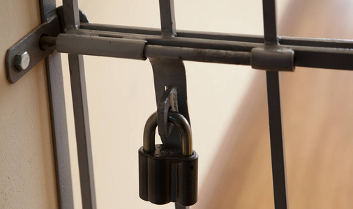 上锁的门. 旧门闩. 旧门上的锁定机构. 用链条关闭门锁的视图.