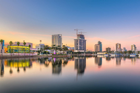 美国佛罗里达州圣彼得堡市中心城市天际线在黄昏湾。