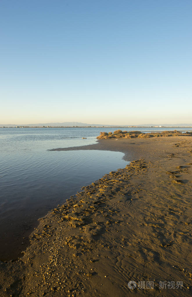 西班牙日落时三角洲的海岸