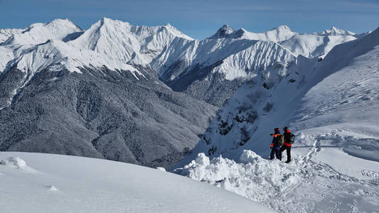 2.两个人在登山，滑雪，滑雪，滑雪，滑雪，滑雪，滑雪，滑雪，滑雪，滑雪，滑雪，滑雪，滑雪，滑雪，滑雪，滑雪，滑雪，滑雪，滑雪，滑