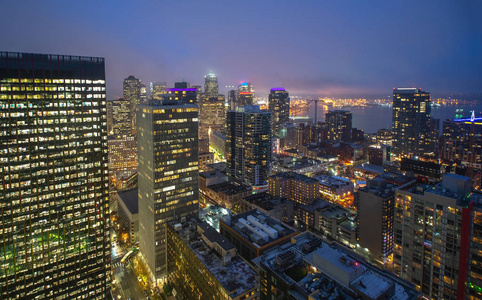 西雅图城市全景在黄昏。 西雅图市中心夜景