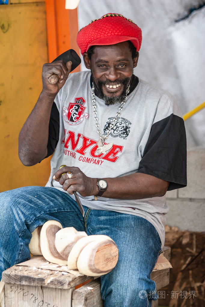 拿骚巴哈马四月32007巴哈马雕刻家的肖像微笑着用锤子和